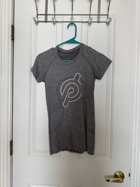 Peloton Lululemon Swifty Gray Short Sleeve Logo Tee